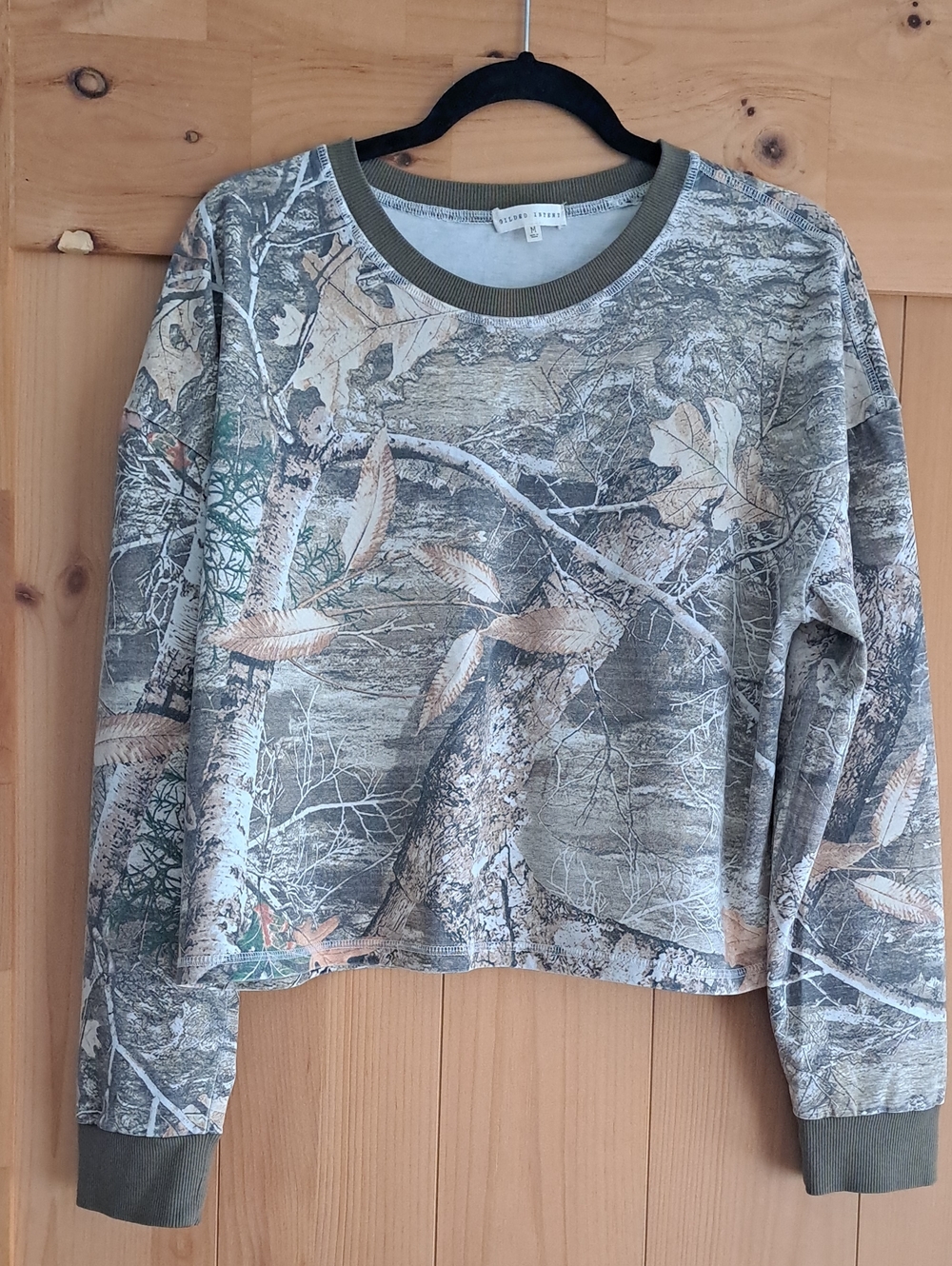 Gildede Intent. Size Medium Camo Long Sleeve Knit Top Cropped